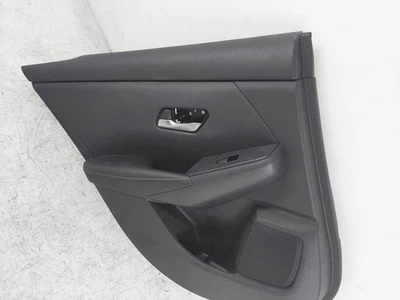 Panel revestimiento interior derecho pasajero trasero Nissan Sentra 2020 - Foto 1 de 4