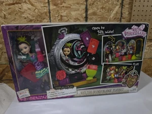 Ever After High Way Too Wonderland High e Raven Queen Playset - Foto 1 di 6