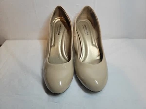 Comfort Plus by Predictions Beige Faux Patent Leather Round Toe Pumps Size 9.5M - Picture 1 of 11