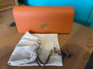 CUSTODIA OCCHIALI DA SOLE TORY BURCH ARANCIONE CON CHIUSURA MAGNETICA A SCATTO E SIG CUSTODIA IN TESSUTO - Foto 1 di 6