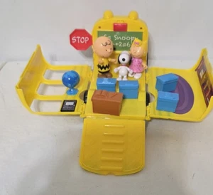 2015 Just Play Peanuts Charlie Brown Schulbus/Klassenzimmer 11-teiliges Set - Bild 1 von 8