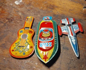 3 fischietti giocattolo vintage latta litografia motoscafo, jet da combattimento, chitarra - Foto 1 di 1