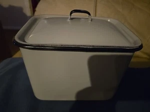 Caja de almacenamiento para refrigerador esmaltada gris y negra vintage con tapa original con mango - Imagen 1 de 6