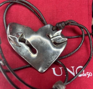 Uno De 50 Pierced Heart w/Arrow Long Leather Silver Asymmetric Necklace RARE - Picture 1 of 6
