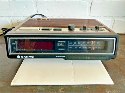Vtg. Sanyo Model RM 5900 Digital Dual Alarm Clock/Radio/Thermometer. TESTED Cover