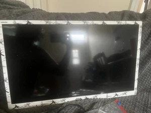Toshiba 24SW763DB 24" Freeview HD Star Wars Smart TV White Model:24SW763DB - Picture 1 of 7