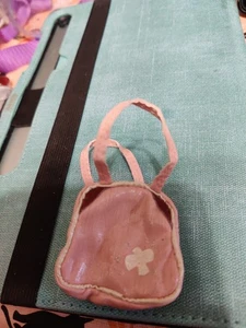 MGA Bratz Puppe WINTERTIME WONDERLAND Cloe PINK TASCHE HANDTASCHE Ersatz Zubehör - Bild 1 von 3