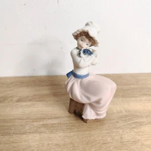 Nao Lladro Figur 1049 Eine große Umarmung / Mädchen sitzend mit Welpe - Bild 1 von 10