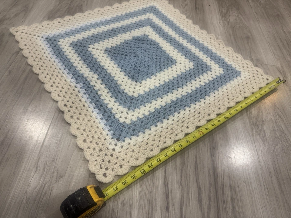 Nueva Manta Bebé Ganchillo Hecha a Mano Azul con Borde Blanco Hecha a Mano Foto 1 de 1