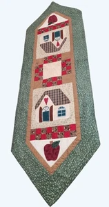 Corredor de mesa de campo acolchado de colección con encantador diseño de manzana y casa de campo 42" hecho a mano - Imagen 1 de 3
