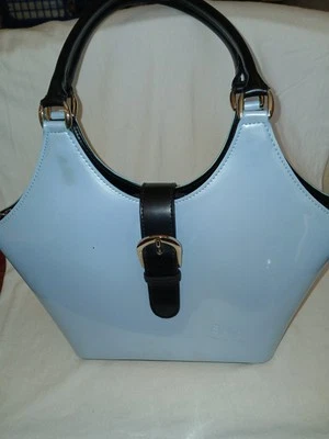 Cartera con asa superior de charol sintético azul Beijo, detalles plateados  Foto 1 de 4