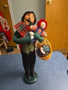 Byers Choice Man Caroler With Raggedy Andy Basket Of Gifts Tree, Drum LE 49/100 - Picture 1 of 7