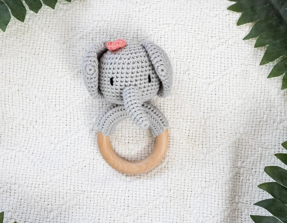 Вязание крючком сафари животные погремушки слон с розовый галстук-бабочка хлопковая пряжа и буковое дерево - Изображение 1 из 1