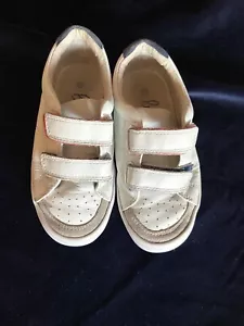 Sneaker da atletica per bambini Boden taglia 11 2-4 anni Euro 28 due cinturini slip on in pelle - Foto 1 di 6