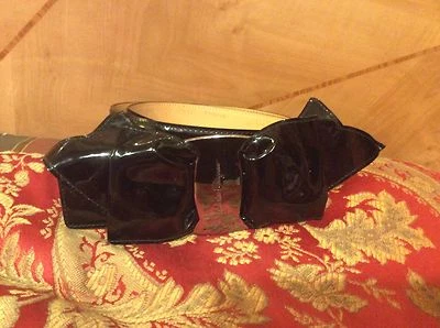 ICÓNICO RARO Firma HERMOSO Salvatore Ferragamo NEGRO Charol Arco Cinturón Foto 1 de 4