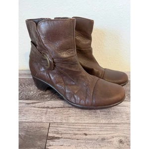 Clarks Leather Brown Ankle Boots Gold Accent Size 7M Heeled Booties Chic Comfort - Picture 1 of 10