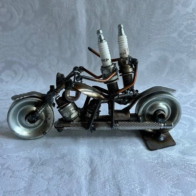 Escultura de metal ecléctico hecha a mano para motocicleta tuerca/alambre/perno/cascanueces Foto 1 de 4