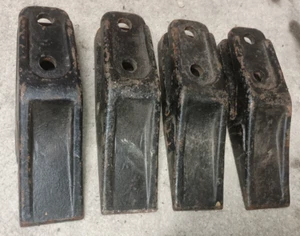 Lotto di 4: Adattatore Denti Secchio Attacco Terna Escavatore Skid Steer Mini - Foto 1 di 15