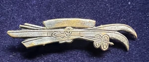 VINTAGE SKIS & SKI POLES 1930’S) WHITE PRESSED METAL AGE WORN PIN BADGE - Picture 1 of 3