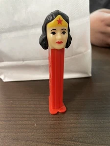 Vintage Wonder Woman DC Comics rot PEZ Spender mit Füßen - Bild 1 von 3