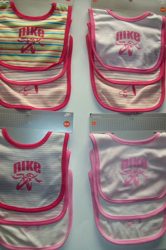 Nike Bebé 3 Baberos Niñas Estilos Surtidos Colores Nuevo Foto 1 de 1