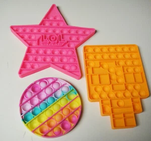 SET BESTEHEND AUS 3 PUSH POP IT BUBBLE SENSORISCHES ZAPPELSPIELZEUG FORMEN KREIS, STERN, UNREGELMÄSSIG - Bild 1 von 2