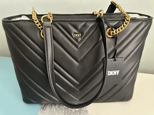 BORSA NUOVA CON ETICHETTE DKNY *VIVIAN* PELLE NERA CHEVRON CON ACCENTI ORO OPACO/CATENA $198 - Foto 1 di 11