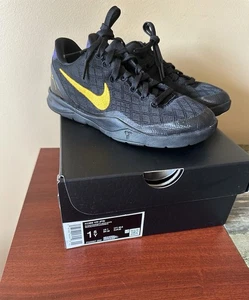 Neu im Karton Nike Kinder Kobe Basketball schwarz/gold Turnschuhe Größe 1,5Y, EUR 33,20,5cm. - Bild 1 von 14