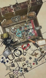 Riesige Holz SCHATZKISTE VOLL mit verschiedenen Schmuckstücken - Edelsteine - Anhänger - Kreuze - & mehr! - Bild 1 von 10