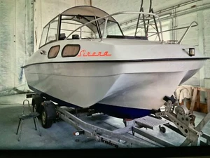 Kajüt-Motorboot gebraucht mit Trailer - Bild 1 von 14