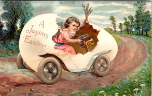 PASQUA GIOIOSA - RAGAZZA GUIDA AUTO DELLE UOVA - 1909 CARTOLINA NATALIZIA IN RILIEVO - Foto 1 di 2