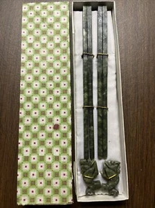 2 Paar 80er Vintage chinesische Nephrit Spinat Jade geschnitzte Essstäbchen mit Ständer - Bild 1 von 5