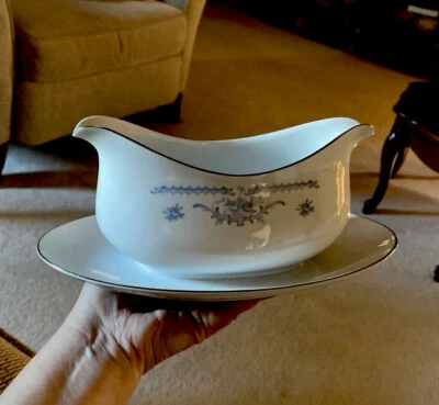 Barco de salsa vintage Ekco Winsford azul y blanco con placa base adjunta Japón Foto 1 de 2