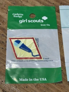 GIRL SCOUTS Cadette Badge PUBLIC SPEAKER Iron-On NUOVO sigillato made in USA - Foto 1 di 4