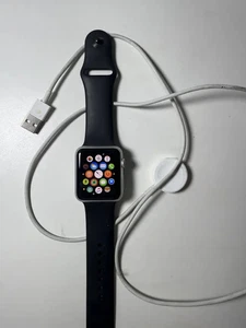 Apple Watch Sport 42mm Silver Aluminum Case Black Band Smartwatch 1st Gen A1554 - Photo 1 sur 3