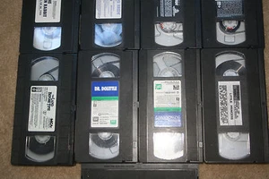 VHS Land Before Time Zeus & Roxanne Velvet Rabbit Son Inlaw Dr Doolittle Goonies - Bild 1 von 4