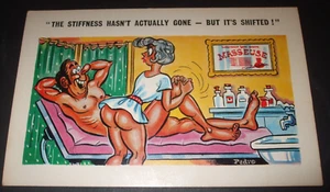 FRIECHE unhöfliche Comic MASSAGESALON MASSEURIN NACKTER HINTERN STEIFHEIT IST UMGEZOGEN Anspielungen - Bild 1 von 1