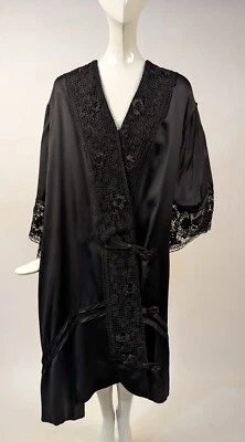 ANTIGUO ABRIGO EDUARDIANO DE SEDA NEGRO DE FINALES DE LA ADOLESCENCIA CON RIBETE DE ENCAJE + MANGAS CAMPANA Foto 1 de 4