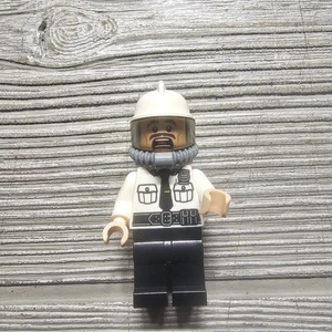 The LEGO Batman Movie Minifigure Security Guard, Fire Helmet sh0320 - Picture 1 of 8