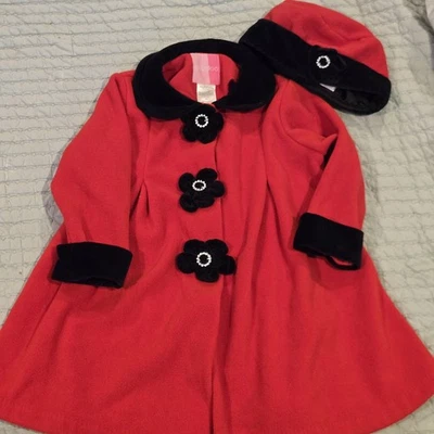 Abrigo pequeño Goodlad para niñas con sombrero.  Talla 4T Rojo Con Botones Flor Negros Foto 1 de 4