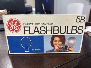 Vintage GE General Electric 5B Blitzlampen blau 12 neue Glühbirnen New Old Stock Prop - Bild 1 von 3