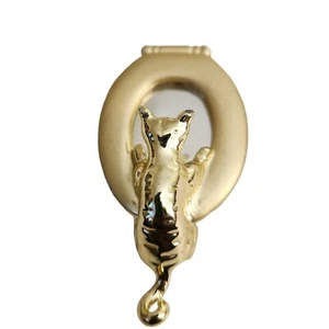 Broche de asiento de inodoro reflectante AJC tono dorado 2" firmado de colección años 80 prendedor de coleccionista - Imagen 1 de 11