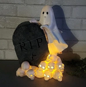 Fantasma de Halloween con lápida y calaveras figura estatua se ilumina LED 14"x11" - Imagen 1 de 8