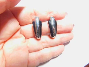 Pendientes perforados de colección de lazo frontal de metal esmaltado negro en tono plateado firmados Napier - Imagen 1 de 5