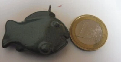 🌸Miniatur Mini kleiner Fisch grün Stein ? Keramik  Anhänger Kette Glücksbringer - Bild 1 von 4