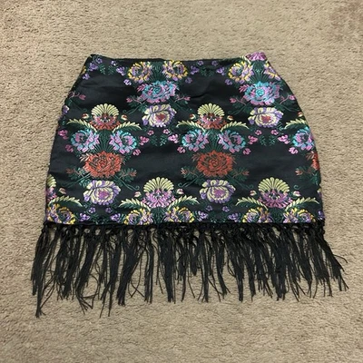 Mini-saia de cetim Forever 21 bordada floral tamanho pequeno com franja  - Imagem 1 de 4