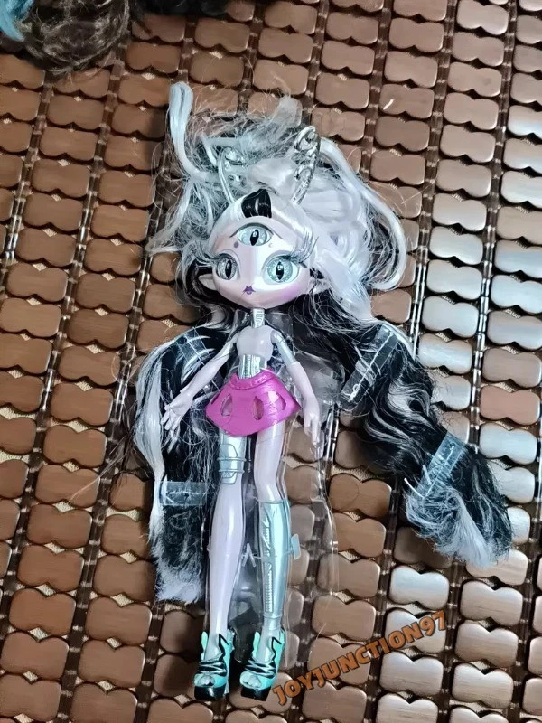 Novi Stars Three Eyes Alien Vera Tabray Head & Roe Botik Body Combine Doll Rare - Image 1 of 2