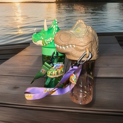 ¡Botellas de agua Disney Springs T-Rex y Triceratops con correas! Usado en excelente estado! ¡Juego de 2! 9,5” Foto 1 de 4