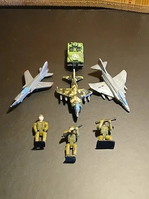 De colección Años 90 Galoob Micro-Máquinas Militar Lote Aviones de Combate EE. UU. y Figuras  Foto 1 de 4