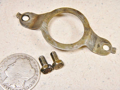 82 SUZUKI SP500 PLACA DE RETENCIÓN DE SELLO DE PIÑÓN DE ACCIONAMIENTO PRIMARIO DELANTERO Y PERNOS Foto 1 de 4